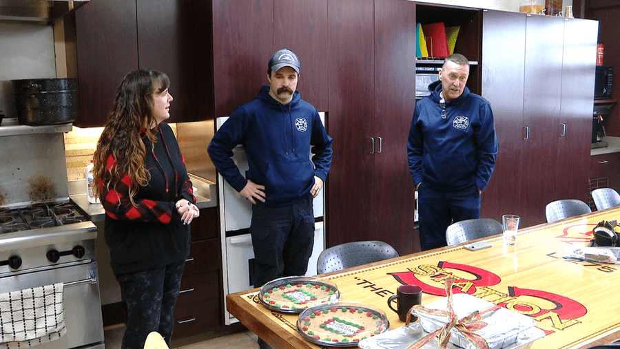 Volunteers in Neenah Wisconsin donate meals to first responders on Christmas.