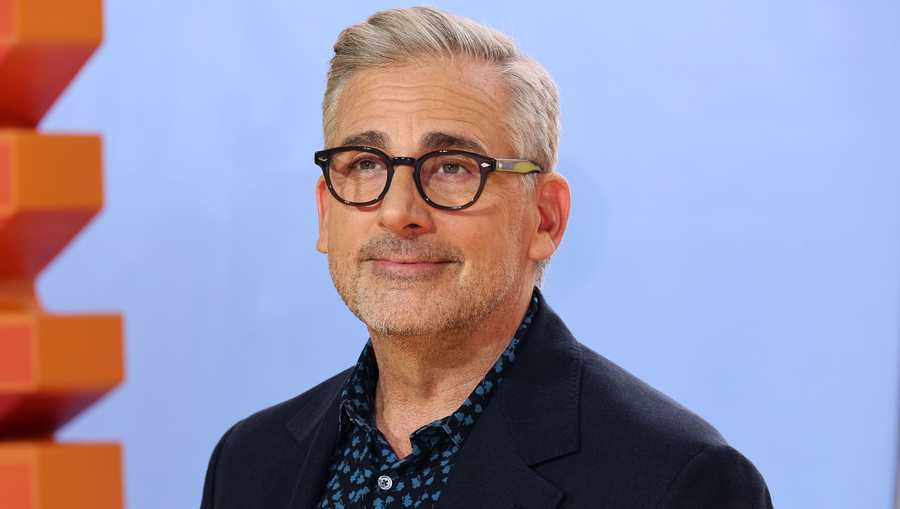 Actor Steve Carrell paying the tickets for high school students to attend a prom. Actor Steve Carrell paying the tickets for high school students to attend a prom.