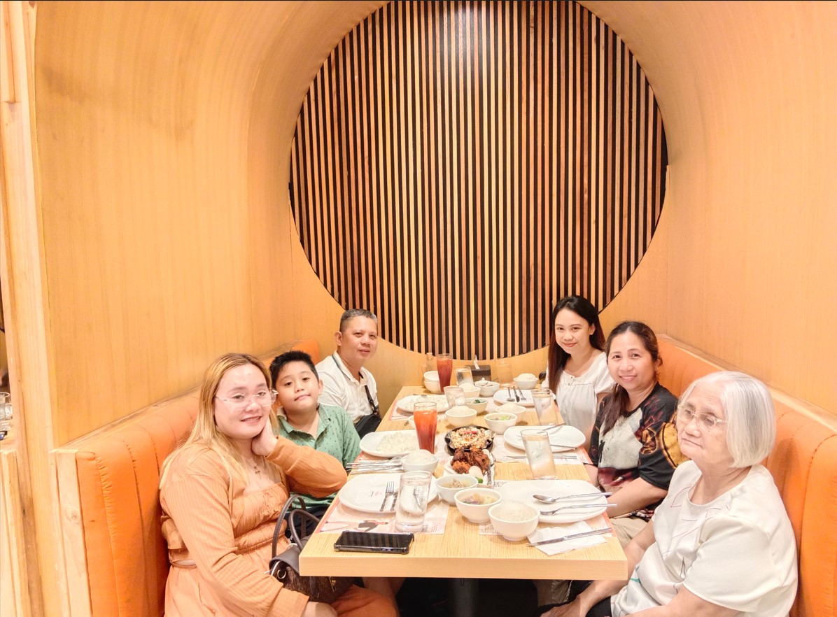 With Mom and my brother&#039;s family while having our lunch at the restaurant.