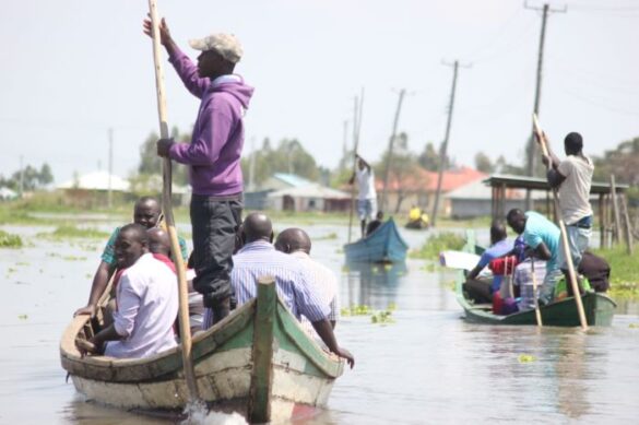 Victims of floods being evacuated using boats. Source: The Sun Weekly website