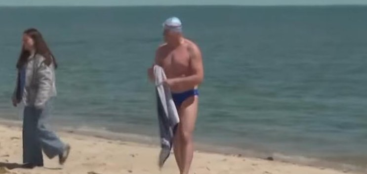 Endurance swimmer Lewis Pugh raising aware of sharks being nice animals. Endurance swimmer Lewis Pugh raising aware of sharks being nice animals.