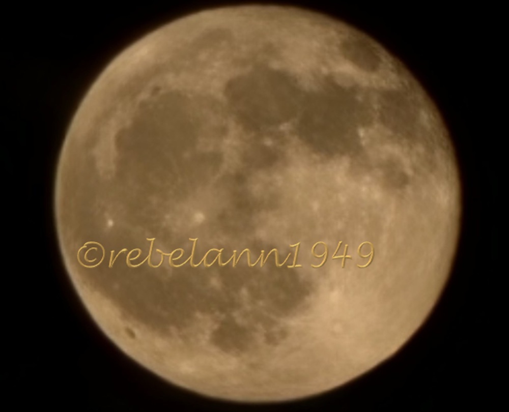 I love this shot, usually the full moon has a bland color but not this one, it&#039;s kinda golden