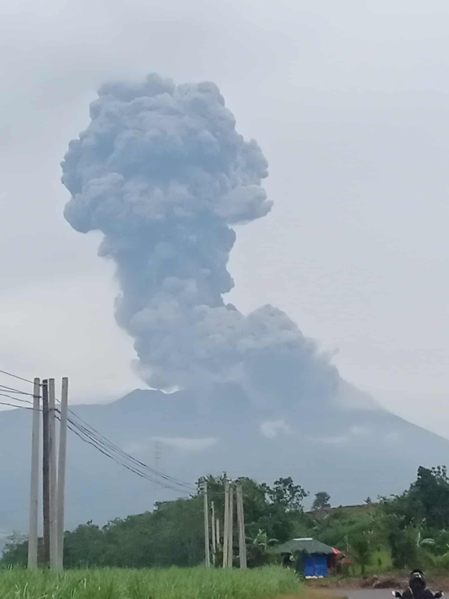 Kanlaon volcano erupting Kanlaon volcano erupting