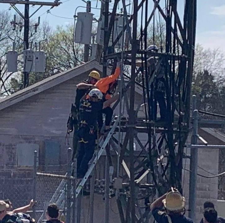 Firefighters in Longview Texas rescue 2 persons who were aboard a hot air balloon