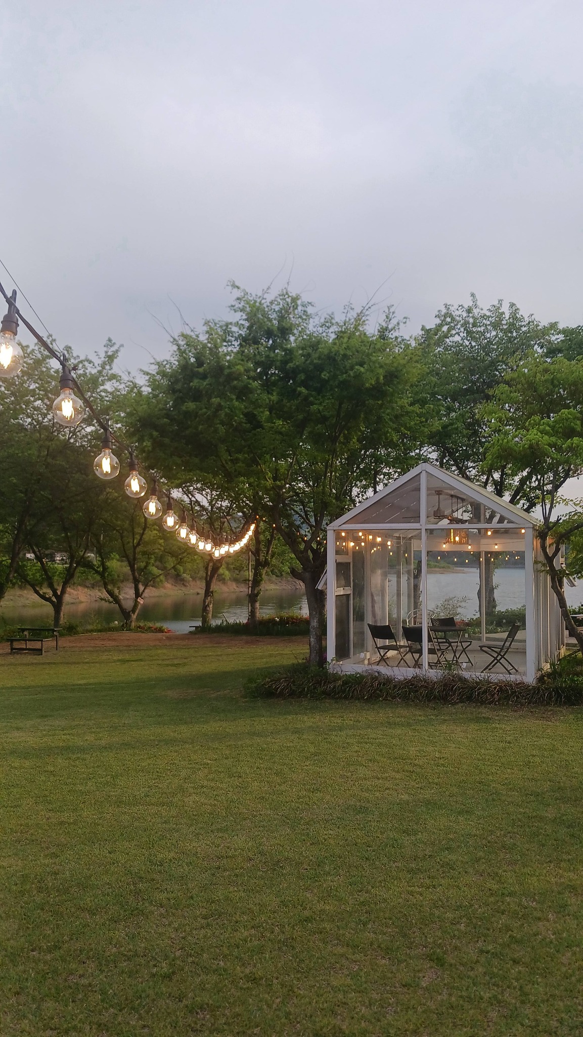 A nice cafe kiosk at the park