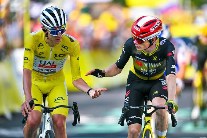 Pogacar and Vingegaard shake hands at the finish