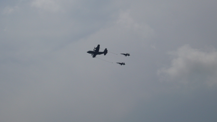 f-16 refuelling in the air - so cool! two f-16 and a tanker!