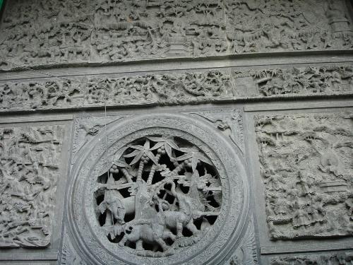 Kek Lok Si - Wall - Look at the details in this wall. Really nicely done.