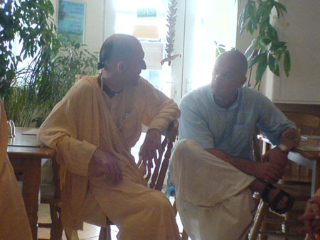 Discussing - Guru Maharaj Discussing on aspects of preaching