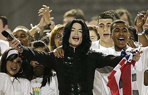 Michel - MICHAEL Jackson made a rare public appearance performing at the World Music Awards in London. The song is we are the world surrounded by gospel choir during the world music Awards at Earl's count, London.