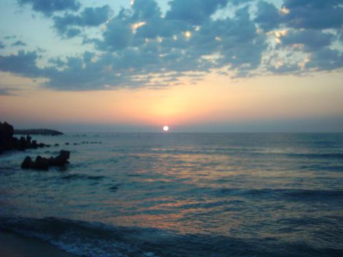 rasarit din neptun 2006 - poza e facuta in vara asta la neptun!e o statiune f interesanta si selecta!marea era calma iar cerul senin asa k am putut face poze la rasarit:Ddupa parerea mea e  o poza reusita iar mie imi place la nebunie!