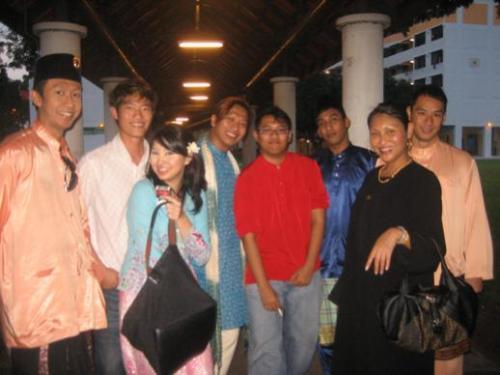 hari raya puasa! - At the bus stop!