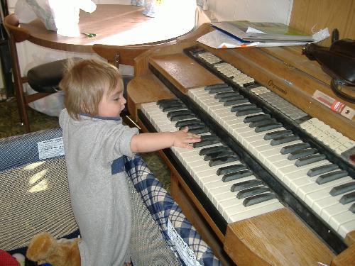 lil dan - lil dan playing the organ