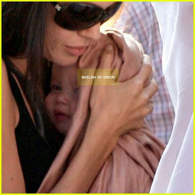 Angelina and Brad Pitt's Baby - Baby shiloh with angelina in India