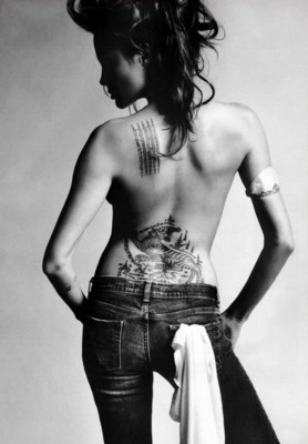 Angelina's Tattoo - Do you love her tattoo? I do.. in fact, i got the same thing on the back..=P