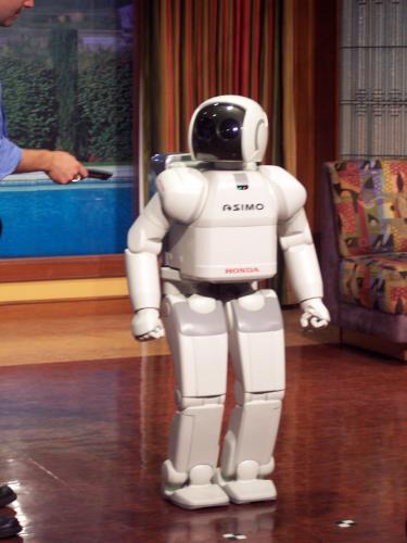 Asimo Robot Disneyland 2006 - Who needs flesh and blood when you've got this?