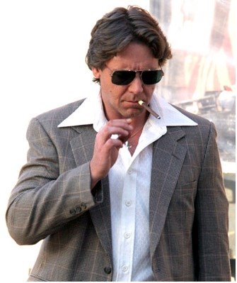 russel crowe 's posture - russel crowe 's posture