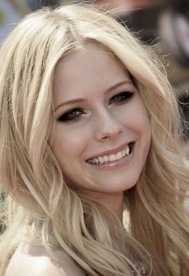 avril rocksz!. - i like the way she carry her self..