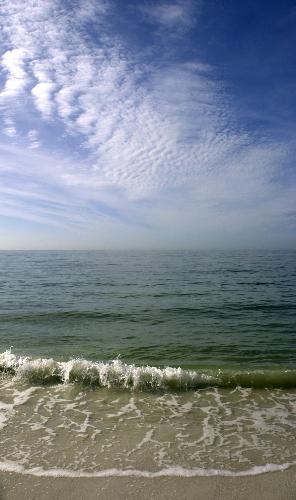 Bloue Lagoon - The sky is colorless.