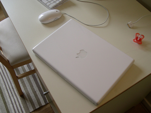 Apple Mac & MacBook pt. 13 - A better view of the mac book closed on the desktop.