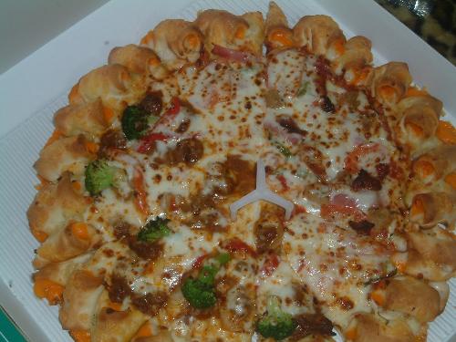 pizza - jpanese pizza hut pizza cheese roll crusts with half demiglasebeef and broccoli and hlf pizza hut gourmet