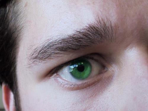 green eye - greenish eye