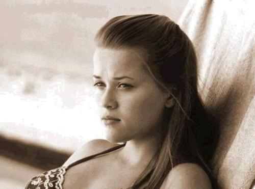 Guess the pic ...who she is?....sonia gandhi at 21 - dfdafa