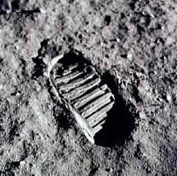 The 1st footprint on the moon - In 1969 under president Richard M. Nixon the United States of America went to the moon, and this is a picture of the first footprint on the moon!