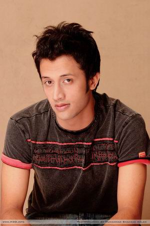 atif aslam pic 20 - Atif attended high School at PAF College Lahore, where he played Cricket and became interested in music. He attended PICS (Punjab Institute of Computer Science) to do his Bachelors in Computer Science (BCs). It was at PICS Lahore that he met guitarist and talented young composer, Gohar Mumtaz. This lead to performances at their college and at various restaurants eventually pushing the pair into finding a name for their subtly formed band, which they duly named 'Jal' - which means Water - (the issue of which musician was truly responsible for the name “Jal” is still disputed