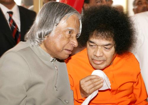 Bhagwan Sri Satya Sai Baba with His Excellency the - This picture was taken when the Honourable President of India Dr. A P J Abdul Kalam was the guest of honour at the Convocation of the Sri Satya Sai Institute of Higher Learning.