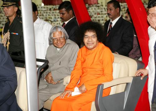 Bhagwan Sri Satya Sai Baba with His Excellency the - Another Picture of the President of India with Bhagawan Sri Satya Sai Baba of Puttaparthi