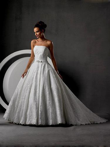 a graceful gown - oh.... i'd love to wear one like this one day. only, i'm married already and this is a wedding gown so there's no reason at all for me to be able to wear this. sigh!