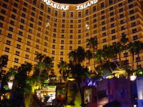 Las Vegas vacation photos - These are the photos my friends and I took during our road trip to Las Vegas. We've visited different hotels and nd casinos in Las Vegas. It was so hot that day but the experience was really great. We had so much fun during that trip.