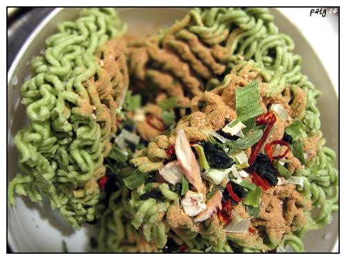 chlorella ramyun noodles - photo by me: korean chlorella ramyun noodles (ramen) with powdered seasonings.