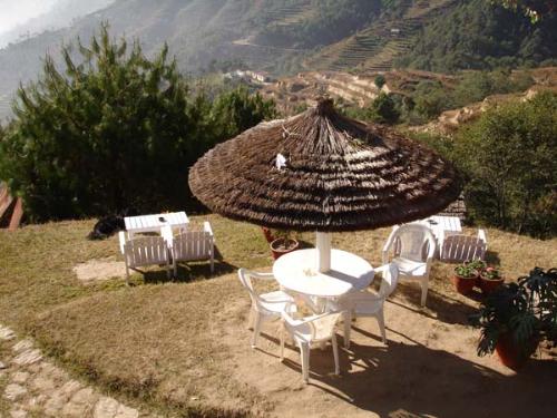 Hotel of Nagarkot - This picture is the one of Hotel of Nagarkot. Taken on the date of 2nd December, 2006.Which is located at Nagakot, can be seen beautiful scenery of Mounatin and can be seen Sunrise.