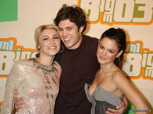 adam brody with the two beauties of oc - the oc