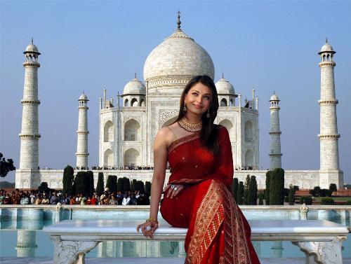 Taj Mahal - Aish at Taj!