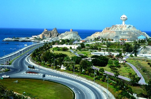 Muscat - Oman's capital enchants visitors in a way that no other city in the Gulf can even begin to match. Maybe it's because Muscat doesn't have that slightly artificial feel which typifies so much of the rest of the region. Muscat, Mutrah and Ruwi are the capital's core districts. Muscat, the old port area, is the site of the sultan's main palace and a fascinating place to wander around, but it has few shops and, except for the old city walls, it isn't exactly bursting with sights.