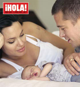 Angelina Jolie, Brad Pitt and their Baby - A picture of Angelina Jolie, Brad Pitt and their Baby
