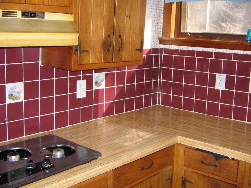 our remodelled kitchen - After pic, with new wallpaper and ceramic tile