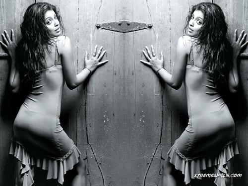 Tanushree Dutta - Miss India Tanushree Dutta. She has a cute butt and she's showing it in this pic.