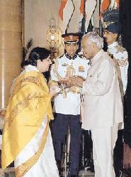 Lata Mangeshkar - Bharat Ratna - Bharat Ratna being presented to the melody queen, Lata Mangeshkar by the President(at that time), Mr. K. R. Narayanan, in the Durbar Hall of the Rashtrapati Bhavan on 21st March 2001