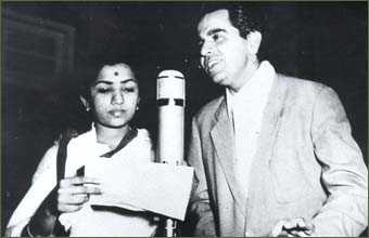 Lata - Dilip Kumar - Lata Mangeshkar and Dilip Kumar. Once Dilip Kumar, while travelling in a local train with Lata, made fun of her Marathified Hindi and teased her till 'my ears tingled in shame'. Lata decided to work hard on her pronunciation and even took training in Urdu speech. Three decades later, Dilip Kumar recalled the incident and said that now his ears tingle in shame whenever he hears Lata pronounce Hindi words with a rare excellance! (Information from internet)