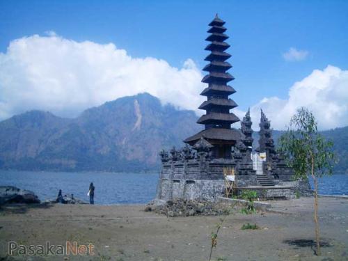 Batur lake - The batur lake and the pura (balinese hindu temple)