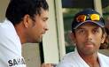 sachin and dravid - This photo shows the discussion of Sachin and Dravid of Indian Cricket team