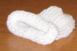 White hat made on a loom - Hat made with a loom