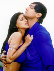 Sarfarosh - Ajay also finds himself romantically involved with Seema again. Through Seema, he meets one of his childhood heroes, a Muslim qawwali singer named Gulfam Hasan (Naseeruddin Shah). Hasan says that he is not interested in politics, just friendship and music, and moves freely between India and Pakistan. In the intervals between chases and shootouts, Ajay and Gulfam become friends.