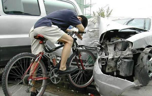 car  - a cycle hit into car