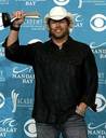 Tobey Keith - Tobey holding up award