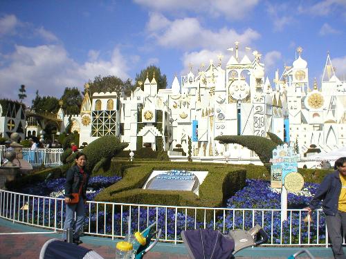 Disney Land  vacation photos - These are the photos my friends and I took during our road trip to Los Angeles California.  We've also visited Disneyland during our stay in Los Angeles. It was my first time in Disneyland. It feels like my dream as a child came true. I always watch Mickey mouse cartoon on tv and now i'm in Mickey's world. What a great experience. It's so nice to be a kidd again, even for a short while.